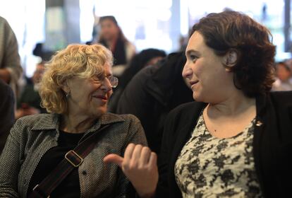 Las alcaldesas de Madrid, Manuela Carmena (a la izquierda), y de Barcelona, Ada Colau, conversan durante la jornada "Los objetivos de desarrollo sostenible y la Nueva Agenda Urbana: juntos en acción", en Madrid organizada por Naciones Unidas, el 25 de enero de 2017.