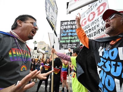 Un hombre discute con un manifestante religioso antigay en el Desfile del Orgullo de Los Ángeles 2023 el pasado 11 de junio de 2023 en Hollywood, California (EE UU).