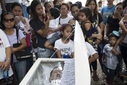 El cuerpo de Rodel Lavina espera a ser enterrado en el cementerio de Caloocan. Unos hombres enmascarados lo mataron a cuchilladas. Sus allegados exigen justicia, pero la Policía no parece interesada en investigar.