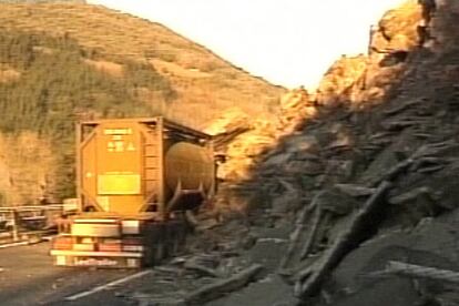 Imagen del camión parcialmente sepultado por el derrumbe de la ladera.