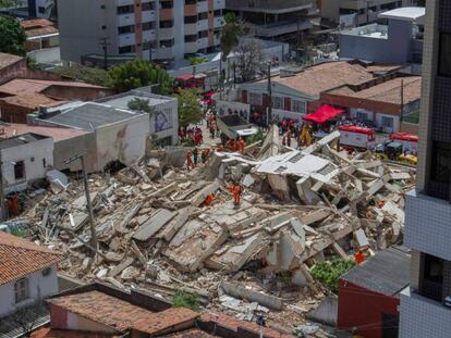 Bombeiros buscam vítimas nos escombros do edifício que desabou em Fortaleza.