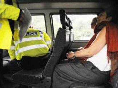 La diputada del Partido Verde Caroline Lucas (d) esposada ayer en el interior de un vehículo policial, tras ser detenida durante una protesta contra la controvertida técnica de extracción de gas conocida como fracturación hidráulica o "fracking", en el condado de West Sussex (Reino Unido).