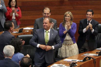 El popular José Antonio Monago es aplaudido por su grupo tras ser elegido presidente de la Junta de Extremadura.