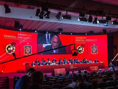 Vista general de la asamblea de la federación española de fútbol.