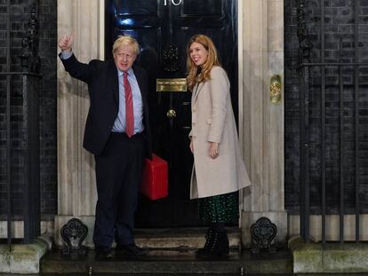 El primer ministro Boris Johnson y su novia Carrie Symonds en Downing Street.