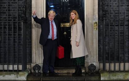 El primer ministro Boris Johnson y su novia Carrie Symonds en Downing Street.