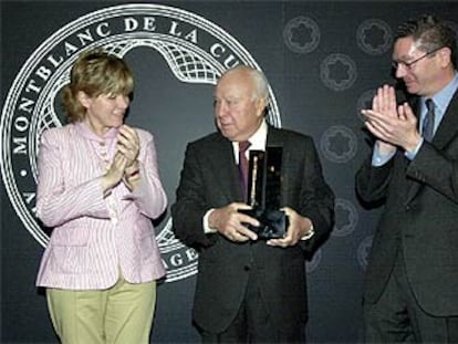 Polanco posa con el galardón entre Pilar del Castillo y Ruiz-Gallardón.