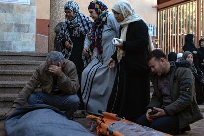 Palestinos lloran junto a los cadáveres de sus familiares en la morgue de Jan Yunis.