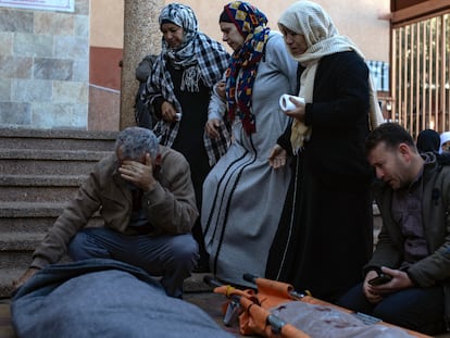 Palestinos lloran junto a los cadáveres de sus familiares en la morgue de Jan Yunis.