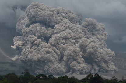 Nueva erupción del Monte Sinabung en Karo (Indonesia).