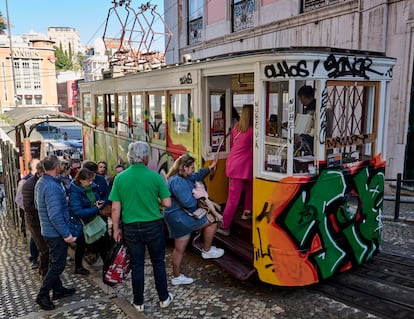 Pasajeros suben al funicular de la Gloria, que une la Baixa con el Barrio Alto de Lisboa, en febrero de 2023.