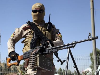 Un soldado kurdo monta guardia frente a una refiner&iacute;a cerca de Mosul