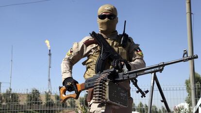 Un soldado kurdo monta guardia frente a una refiner&iacute;a cerca de Mosul