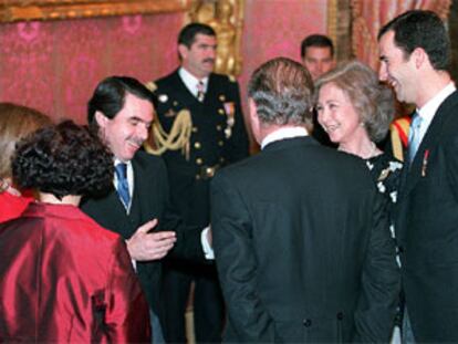 Los Reyes y el Príncipe con José María Aznar y Ana Palacio (de espaldas) ayer en el Palacio Real.