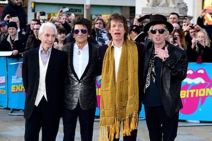 Charlie Watts, Ronnie Wood, Mick Jagger y Keith Richards a su llegada a la inaguración de la exposición 'Exhibitionism: The Rolling Stones', que recorre la historia de la banda, en la galería Saatchi de Londres en 2016.