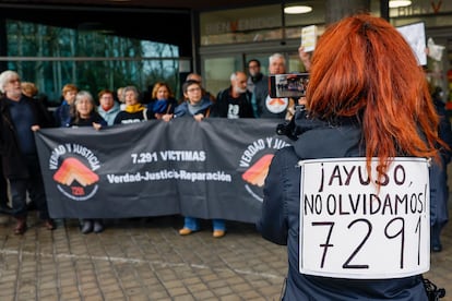 Miembros de la Asociación 7291 Verdad y Justicia se concentran frente a la Asamblea de Madrid el jueves para tratar de entregar a la presidenta de la comunidad de Madrid, Isabel Díaz Ayuso, las cartas que le han dirigido los familiares de las víctimas en las residencias en la primera ola de la pandemia.