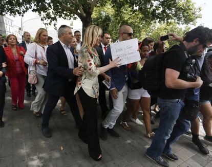 Cristina Cifuentes se dirige a su coche oficial entre abucheos tras la misa de La Paloma.