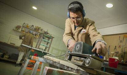 Cooperativa de fabricació de mobles amb material reciclat.