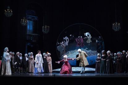 Escena del tercer acto en la que se encuentran los cuatro protagonistas principales, Adriana Lecouvreur, Maurizio, Michonnet y la Princesa de Bouillon.