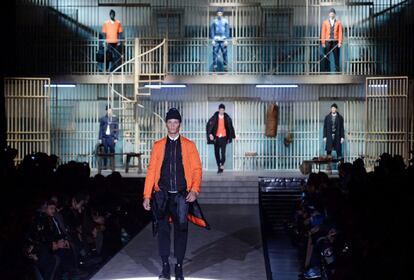 La firma Dsquared2 eligió el 'denim' el negro y el naranja para la próxima temporada. La colección #madlock tiene una clara inspiración presidiaria. De hecho, el escenario estaba repleto de celdas con barrotes.