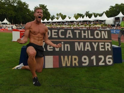 Kevin Mayer celebra su récord del mundo de decatlón.