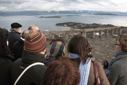 Grupo de invidentes en el mirador de A Curota, uno de los destinos del programa turístico.