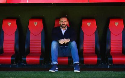 El director deportivo del Sevilla, Ramón Rodríguez Verdejo, Monchi, en el banquillo de su equipo.
