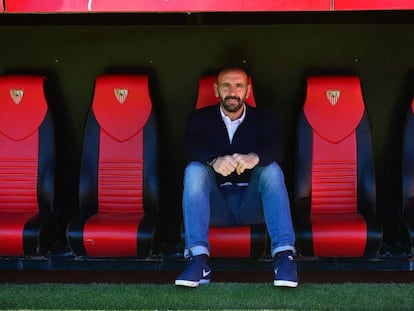 El director deportivo del Sevilla, Ram&oacute;n Rodr&iacute;guez Verdejo, Monchi, en el banquillo de su equipo.