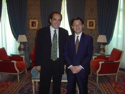 El pr&iacute;ncipe Naruhito posa junto a su profesor antes de la boda del pr&iacute;ncipe Felipe en Madrid.