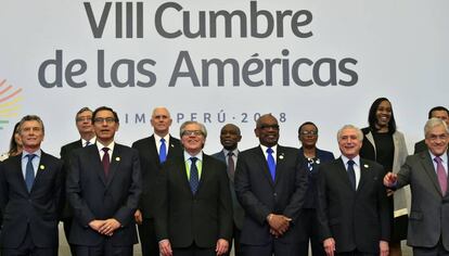 Varios mandatarios posan en foto familiar en la Octava Cumbre de las Américas en Lima, el 14 de abril 2018.