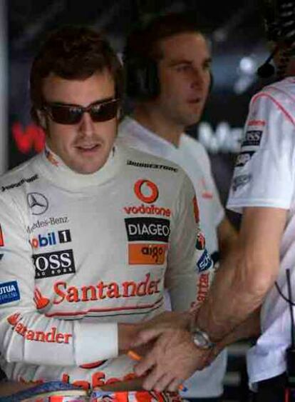 Alonso, ayer en el <i>box</i> del equipo McLaren.