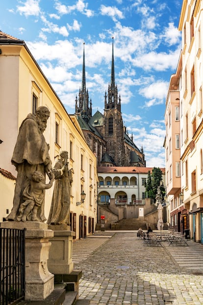 Estatuas de santos frente al Monasterio de los Capuchinos, la catedral de San Pedro y San Pablo al fondo, en Kapucínské náměstí, en Brno.