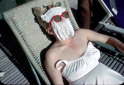 Una mujer toma el sol cubriéndose la cara a finales de los años cuarenta.