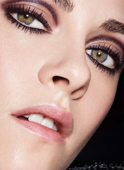 Kristen Stewart confirma la tendencia posando con un eyeliner extremo y muy distinto en su última campaña de belleza para Chanel. El look se remata con la nueva máscara de pestañas de la firma, Le Volume Révolution.