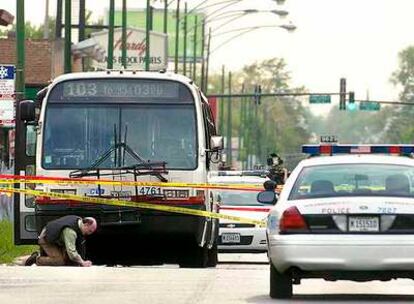 Un policía examina el lugar en el que cinco adolescentes que viajaban en un autobús han resultado heridos al ser tiroteados por un hombre en Chicago.