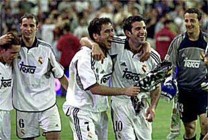 Raúl y Figo, en el centro, se abrazan sobre el césped del Bernabéu nada más cantar el alirón.
