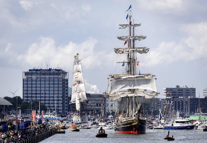 El clíper ‘Stad Amsterdam’ (ciudad de Ámsterdam; en la imagen) encabezó el desfile inaugural del pasado miércoles como buque insignia. Construido en 1995 como símbolo del espíritu comercial de la capital neerlandesa, el proyecto ofreció a jóvenes y desempleados la oportunidad de adquirir experiencia profesional. A bordo iba la alcaldesa, Femke Halsema, y el príncipe Maurits, primo hermano del rey Guillermo.