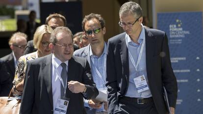Pablo Hernández de Cos (a la izquierda) con Vitor Constancio, exvicepresidente del BCE, en junio del año pasado.  