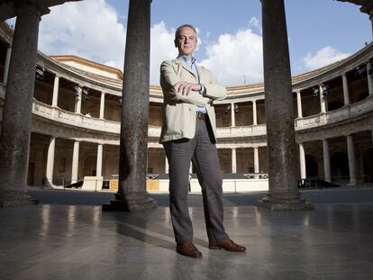 Enrique Gámez, el pasado lunes ante el escenario que se monta en el Palacio de Carlos V de la Alhambra.