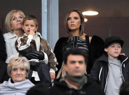 Los Beckham observan el partido número 100 de David como internacional, en París.