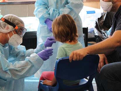 A coronavirus test is carried out on a child.