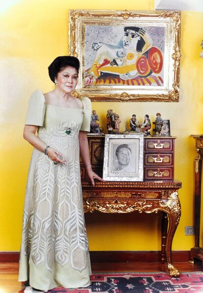 Llevaba tiempo sin verse, pero seguía en su sitio. Un cuadro de Pablo Picasso propiedad de Imelda Marcos, que las autoridades filipinas quieren requisar, continúa en la casa de la nonagenaria, según unas fotografías tomadas durante una visita del futuro presidente, Bongbong Marcos, a la vivienda en Manila de su madre y ex primera dama.
El equipo de comunicación de Bongbong, quien arrasó en los comicios celebrados el lunes en Filipinas, divulgó este jueves unas fotografías en las que aparece junto a su hijo pequeño visitando en su apartamento de la capital filipina a Imelda, protagonista junto al fallecido Ferdinand Marcos de la calamitosa “dictadura conyugal” que arruinó Filipinas entre 1965 y 1986.
En las fotografías se ve a Bongbong y su hijo junto a Imelda, sentada cómodamente en el sofá del salón, y detrás de ella lo que parece ser el cuadro 'Femme Couchee VI' (Mujer reclinada VI), obra atribuida al pintor malagueño (1881-1973).