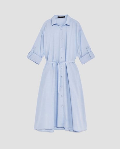 Vestido camisero azul con botones de 'perlas' de Zara (39,95 euros).