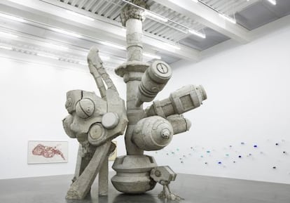'A Person Loved Me', de Adrián Villar Rojas, presente en la trienal.