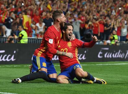 El mediocampista español Isco celebra con Sergio Ramos tras marcar gol.