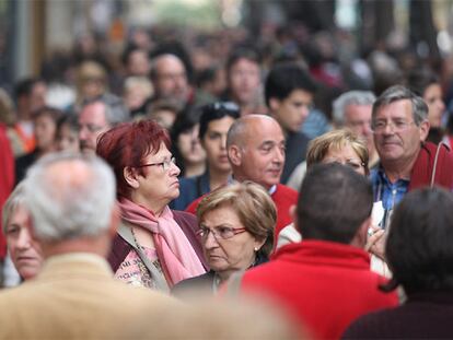 Las calles se llenaron de gente por las Fallas.