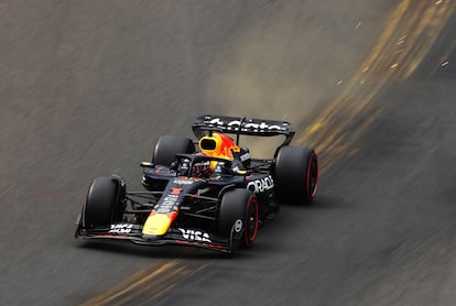Las chispas vuelan detrás de Max Verstappen durante la calificación del GP de Bélgica este sábado.
