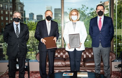 
El presidente de CEOE, Antonio Garamendi; la presidenta de la Fundación CEOE, Fátima Báñez, y el presidente de la Fundación La Caixa, Isidro Fainé, han acordado fomentar la inclusión laboral en el marco del programa Incorpora.