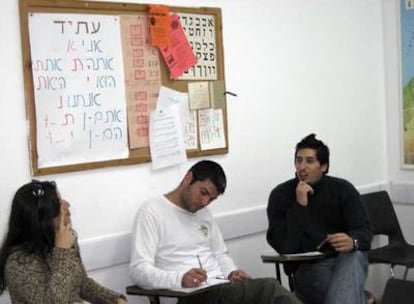 Dina Seferadí, Darío Reisfeld y Adrián Singer (derecha), durante su clase de hebreo en Jerusalén.