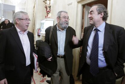 Toxo, de CC OO, (izquierda), Méndez, de UGT, y el presidente de la CEOE, Juan Rosell.